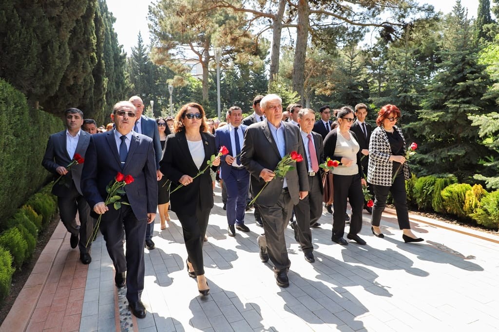 ADU kollektivi ulu öndər Heydər Əliyevin məzarını ziyarət edib - FOTO (VİDEO)